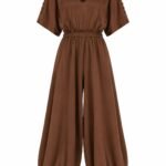 Salopetă Elegantă Rinascimento Maro-Ciocolată din Satin Fluid cu Mâneci Accentuate de Năsturei și Pantaloni Voluminoși Tip Balon
