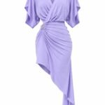 Rochie Scurtă Mov-Lila din Jersey Fluid cu Decupaje Laterale, Inel Auriu Metallic și Tiv Asimetric în Cascadă
