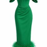 Rochie Midi Verde-Smarald din Satin Duchesse cu Corset Structurat, Umeri Goi Off-The-Shoulder, Drapaje Laterale și Bordură din Pene de Struț
