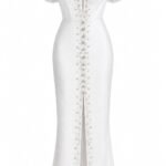 Rochie Lungă Alb-Ivoriu Plisată Diagonal cu Umeri Goi Off-The-Shoulder, Mâneci Bufante Tip Boudoir și Despicătură Centrală Conturată cu Cristale