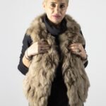 Vestă Statement din Blană Naturală Unicoloră Bej-Taupe cu Textură Vlurată / Răsucită, cu Set Coordonat Negru Diurn