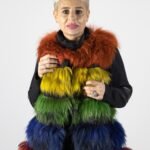 Vestă Statement din Blană Naturală Multicoloră în Benzi Curcubeu, cu Set Coordonat Negru Diurn