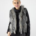 Vestă Statement din Blană Naturală Unicoloră Gri-Perlat cu Textură Fluidă / Franjurată Vertical, cu Set Coordonat Negru Diurn