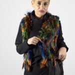 Vestă Statement din Blană Naturală Multicoloră Texturată în Fâsii Verticale / Mix Vibrant (Verde, Albastru, Ruginiu), cu Set Coordonat Negru Diurn