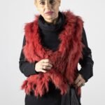 Vestă Statement din Blană Naturală Unicoloră Roșu-Aprins / Crimson cu Textură Fluidă / Franjurată Vertical, cu Set Coordonat Negru Diurn