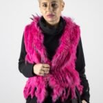 Vestă Statement din Blană Naturală Unicoloră Roz-Magenta / Fuchsia cu Textură Fluidă / Franjurată Vertical, cu Set Coordonat Negru Diurn