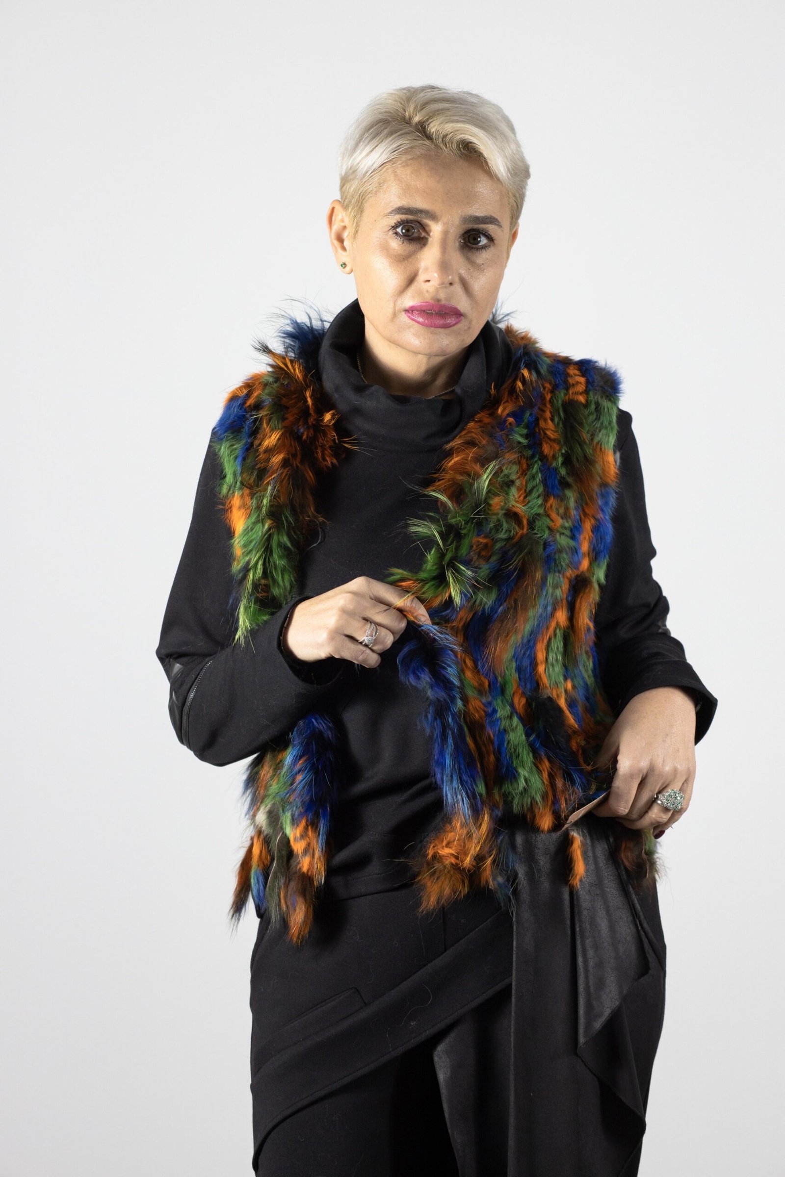 WhatsApp Image 2026-09-13 at 01.31.51 Vestă Statement din Blană Naturală Multicoloră Texturată în Fâsii Verticale / Mix Vibrant (Verde, Albastru, Ruginiu), cu Set Coordonat Negru Diurn - imagine 1