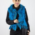 Vestă Statement din Blană Naturală Unicoloră Albastru Electric / Aqua-Cobalt cu Textură Fluidă / Franjurată Vertical, cu Set Coordonat Negru Diurn