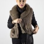 Vestă Statement din Blană Naturală Unicoloră Bej-Taupe/Mink cu Textură Verticală Densă și Guler Șal Rotunjit, cu Set Coordonat Negru Diurn