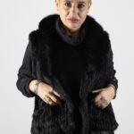 Vestă Statement din Blană Naturală Unicoloră Negru-Abanos cu Textură Fluidă / Franjurată Vertical și Guler Șal Rotunjit, cu Set Coordonat Negru Diurn