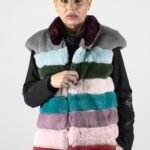 Vestă Arhitecturală Statement din Blană Ecologică cu Benzi Orizontale Multicromatice în Tonuri Pastelație și Accent Carmin