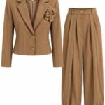 Set Coordonat Arhitectural din Sacou Cropped cu Broșă Florală 3D și Pantaloni Cupleți/Pliți în Ton Nuanță Bej-Camel / Pământiu (phul)