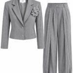Set Coordonat Arhitectural din Sacou Cropped cu Broșă Florală 3D și Pantaloni Cupleți/Pliți în Nuanță Gri-Antracit / Porțelan (phul)