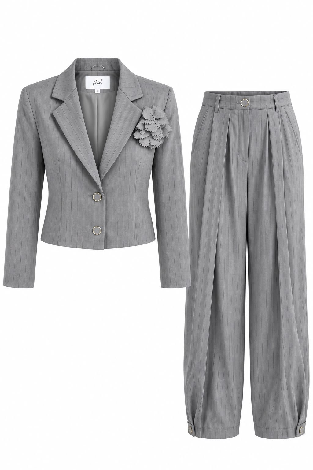 WhatsApp Image 2026-09-14 at 08.41.31 Set Coordonat Arhitectural din Sacou Cropped cu Broșă Florală 3D și Pantaloni Cupleți/Pliți în Nuanță Gri-Antracit / Porțelan (phul) - imagine 1