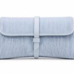 Geantă Pouch Arhitecturală Plisată cu Clapă geometrică și Baretă Centrală Verticală în Nuanță Albastru-Periwinkle / Porțelan