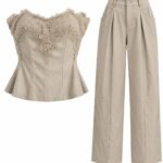 Ansamblu Arhitectural Two-Piece (Top Peplum cu Insert de Dantelă Neo-Baroc + Pantaloni Utility Pleated) în Nuanță Warm Sand / Bej Nisip