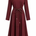 Rochie Midi Arhitecturală Fluid-Structurală cu Guler Drapat Cowl-Neck și Cordoniș Înfășurat în Nuanță Burgund / Carmin Profund