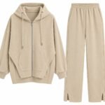 Costum Arhitectural Sport-Chic Two-Piece din Hanorac cu Fermoar și Pantaloni Drepți cu Șliț în Nuanță Bej Nisip / Warm Sand