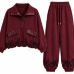 Costum Arhitectural Sport-Chic Two-Piece din Bluză cu Guler Polo și Detalii Florale cu Șnur, Asortată cu Pantaloni în Nuanță Burgund / Carmin