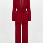 Costum Arhitectural Elegant Two-Piece din Sacou cu Curea și Pantaloni Asortați în Nuanță Roșu Carmin / Burgund Intens