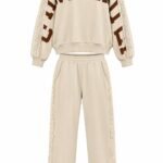 Costum Arhitectural Sport-Chic Two-Piece din Bluză cu Imprimeu și Inserții de Dantelă, Asortată cu Pantaloni în Nuanță Bej Nisip și Brun