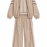 Costum Arhitectural Sport-Chic Three-Piece din Bluză, Jachetă cu Glugă și Pantaloni Larga cu Șnur în Nuanță Bej Nisip și Vișiniu