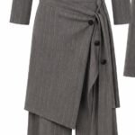 Costum Arhitectural Tailored Three-Piece din Bluză Pinstripe, Pantaloni Larga și Fustă Petrecută Asimetrică în Nuanță Gri Abanos