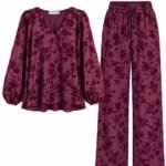 Costum Arhitectural Elegant Two-Piece din Bluză cu Imprimeu Floral Texturat și Pantaloni Larga în Nuanță Roșu Carmin / Burgund
