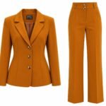 Costum Arhitectural Tailored Two-Piece din Sacou Cambrat cu Nasturi și Pantaloni Drepți Asortați în Nuanță Warm Sand / Muștar Cald