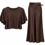 Costum Arhitectural Elegant Two-Piece din Bluză Lejeră cu Mâneci Clopot și Fustă Midi cu Curea în Nuanță Maro Abanos / Abanos