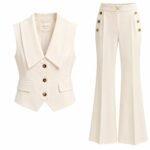 Costum Arhitectural Tailored Two-Piece din Vestă Structurată cu Rever Amplu și Nasturi și Pantaloni Evazați cu Nasturi Decorativi în Nuanță Warm Sand / Crem