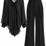 Costum Arhitectural Fluid Two-Piece din Bluză Căzută cu Drapeaje și Broșă Florală și Pantaloni Drepți Larga în Nuanță Negru Abanos