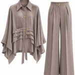 Costum Arhitectural Fluid Two-Piece din Cămașă Asimetrică cu Drapeaje și Nasturi Bijuterie și Pantaloni Largi în Nuanță Taupe / Gri-Bej