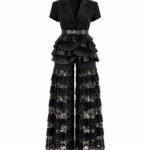 Costum Arhitectural Deconstructivist Two-Piece din Jachetă scurtă cu Mânecă Scurtă și Pantaloni Larga cu Volane din Dantelă și Piele în Nuanță Negru Abanos