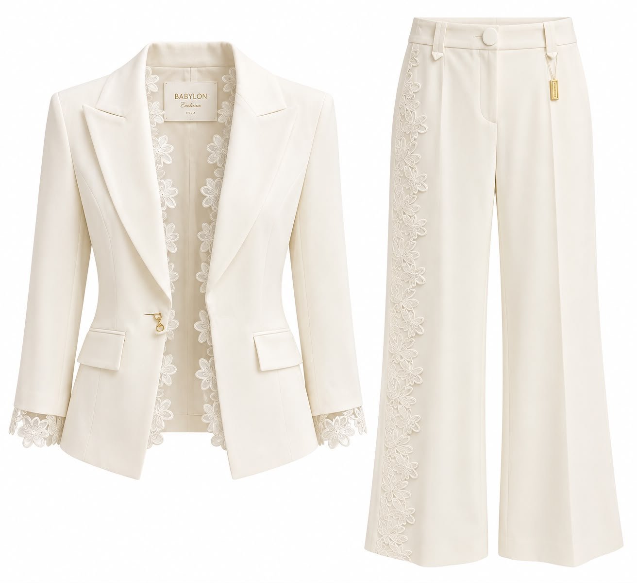 WhatsApp Image 2026-09-16 at 09.01.31 Costum Arhitectural Tailored Two-Piece din Sacou Cambrat cu Inserții de Dantelă Florală și Pantaloni Drepți cu Bordură Laterală din Dantelă în Nuanță Warm Sand / Crem - imagine 1