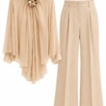 Costum Arhitectural Fluid Two-Piece din Bluză Căzută cu Drapeaje și Broșă Florală și Pantaloni Drepți Larga în Nuanță Warm Sand / Bej Nisip