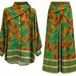 Costum Arhitectural Fluid Two-Piece din Cămașă Asimetrică cu Guler Înfășurat și Pantaloni Largi cu Imprimeu Baroc / Floral în Nuanță Ocher, Verde și Roz