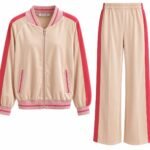 Costum Arhitectural Athleisure Two-Piece din Jachetă Bomber cu Fermoar și Benzi Contrastante și Pantaloni Largi în Nuanță Warm Sand și Roz Vibrant