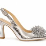 Pantofi Stiletto Arhitecturali slingback din Piele cu Imprimeu Reptilă Argintie, Pompon Pufos cu Cristale și Toc Evazat în Nuanță Silver Metalic
