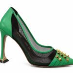 Pantofi Stiletto Arhitecturali din Piele și Plasă cu Nituri Piramidale Aurii și Toc Evazat în Nuanță Verde Smarald