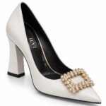 Pantofi Stiletto Arhitecturali din Piele Texturată cu Cataramă Pătrată cu Cristale, Vârf Ascuțit și Toc Gros Înalt în Nuanță Alb Fildeș