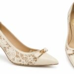 Pantofi Stiletto Arhitecturali din Piele și Dantelă cu Vârf Ascuțit, Fundă cu Detaliu Auriu și Toc Înalt în Nuanță Alb Fildeș