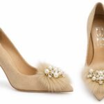 Pantofi Stiletto Arhitecturali din Piele Întoarsă cu Vârf Ascuțit, Aplicație din Blană cu Perle și Cristale și Toc Înalt în Nuanță Bej