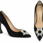 Pantofi Arhitecturali din Piele Întoarsă cu Vârf Ascuțit, Broșă cu Cristale Radiante și Toc Clopot Sculptural în Nuanță Negru Intens