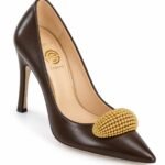 Pantofi Stiletto Arhitecturali din Piele cu Vârf Ascuțit, Aplicație Monumentală din Perle Metalice Aurii și Toc Stiletto Înalt în Nuanță Maro Espresso