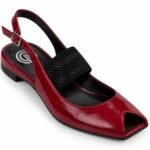Sandale Arhitecturale tip Slingback din Piele Lăcuită cu Vârf Pătrat Decupat, Baretă Elastică Texturată și Talpă Plată în Nuanță Roșu Burgund