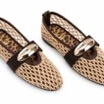 Pantofi Arhitecturali tip Flats din Plasă împletită cu Imprimeu Leopard, Baretă Centrală Elastică, Ornament Metalic Auriu și Talpă Plată în Nuanță Bej și Maro