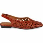 Sandale Arhitecturale tip Slingback din Piele Lăcuită cu Vârf Pătrat, Perforații în Formă de Inimă și Talpă Plată în Nuanță Coniac / Maro Roșcat