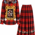 Costum Arhitectural din Două Piese în Carouri cu Cămașă Printată Baroc și Fustă Midi Evazată în Nuanță Roșu și Negru