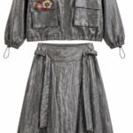 Costum Arhitectural din Două Piese din Material Textil Texturat cu Jachetă cu Guler Înalt, Buzunare Utilitare, Broderie Florală și Fustă Midi Evazată cu Cordonaș în Nuanță Gri Cenușiu Metalic